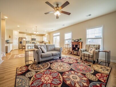 Building Photo - HUGE Owner's Suite!