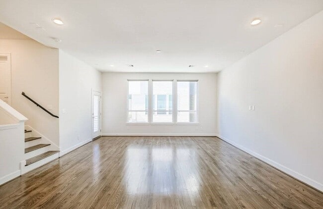 Building Photo - 946 W 18th St