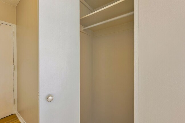 Building Photo - Sunny Renovated Studio w/Utilities Include...