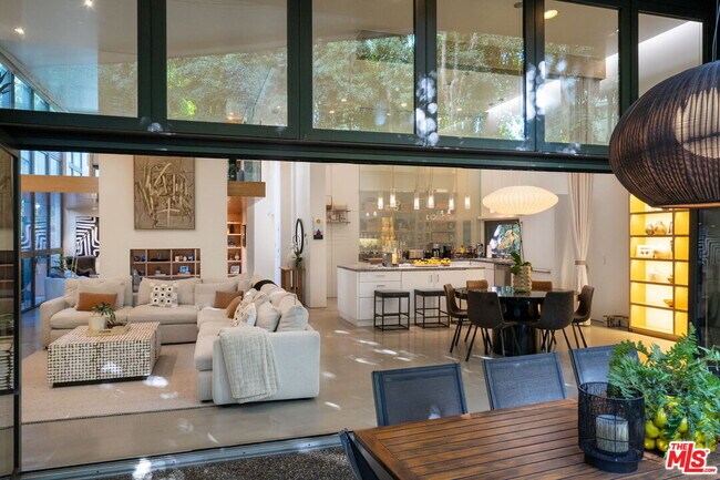 Building Photo - 1849 Fox Hills Dr