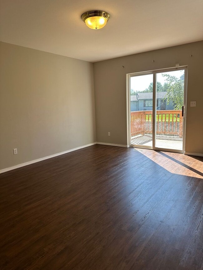 Building Photo - The Perfect Family Home! Large Yard, Deck ...