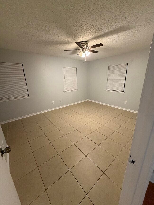 Building Photo - 557 Esplanade St