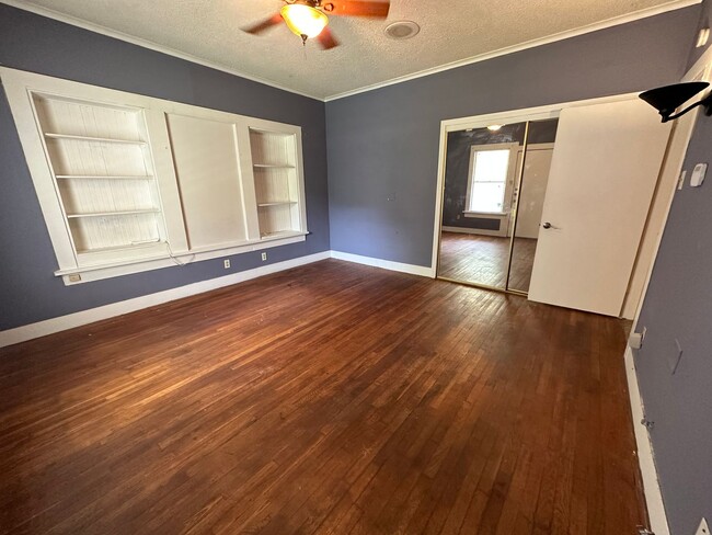 Building Photo - One Bedroom One Bath Duplex in TCU Area