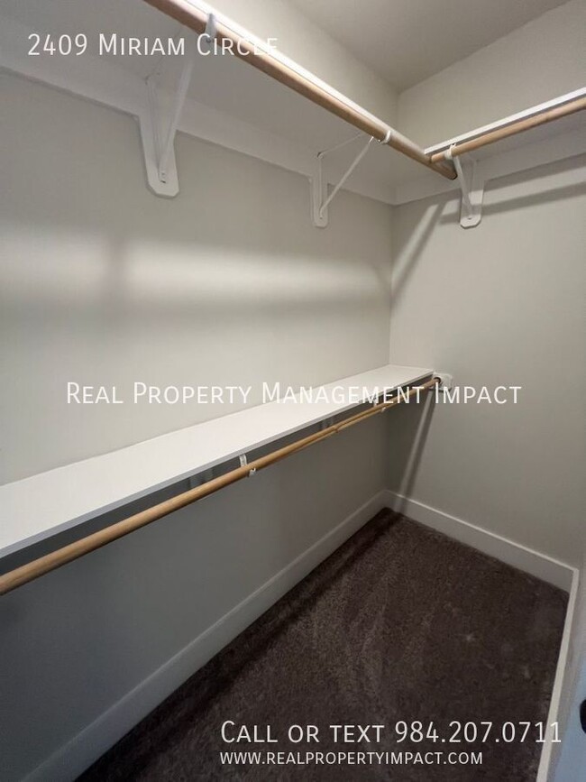 Building Photo - MOVE IN SPECIAL: 1/2 OFF 1 MONTH RENT. New...