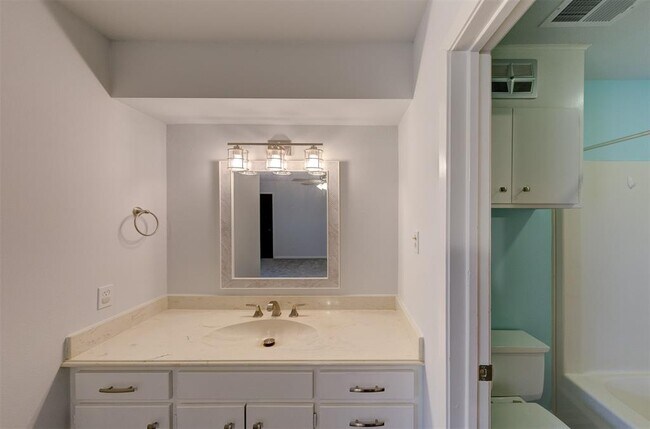 Building Photo - 2452 Country Club Dr