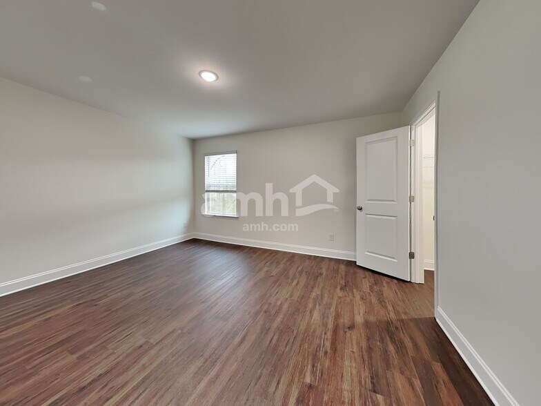 Building Photo - 15721 Thomas Rd