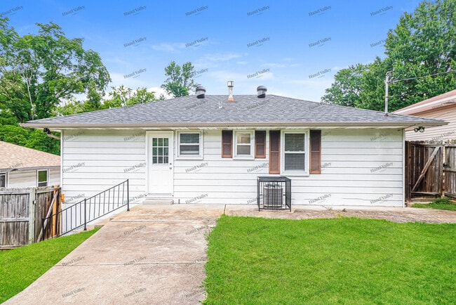 Building Photo - 1136 Maple Ave