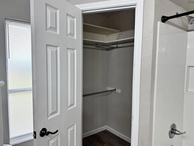 Building Photo - 1112 Lisa Ln