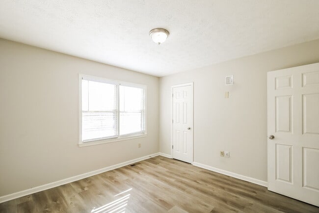 Building Photo - 10 Beaverdam Ct