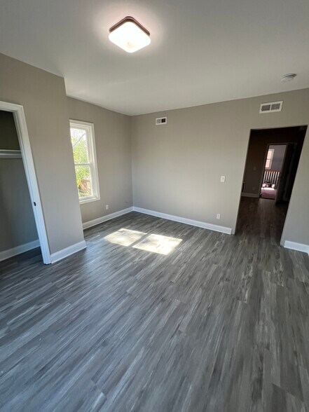 Building Photo - 3811 Barrington Rd