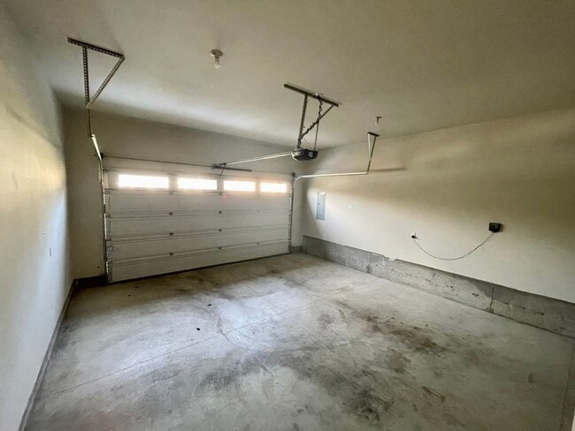 Building Photo - Beautiful Single Story Home!! 3 bed/2 bath with Open Floor Plan and Large Yard!!