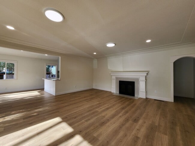 Building Photo - 715 Boyes Blvd