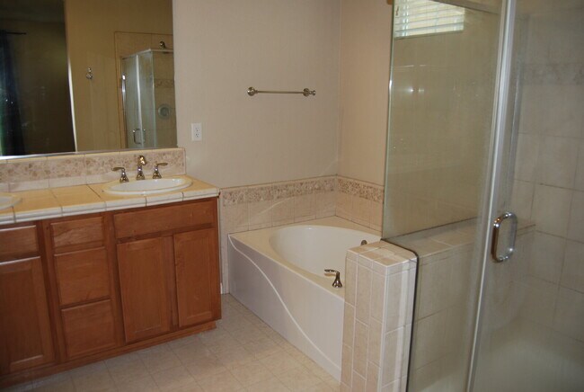 Building Photo - 2 Bedroom, 2 Bathroom Townhome in Damonte Ranch