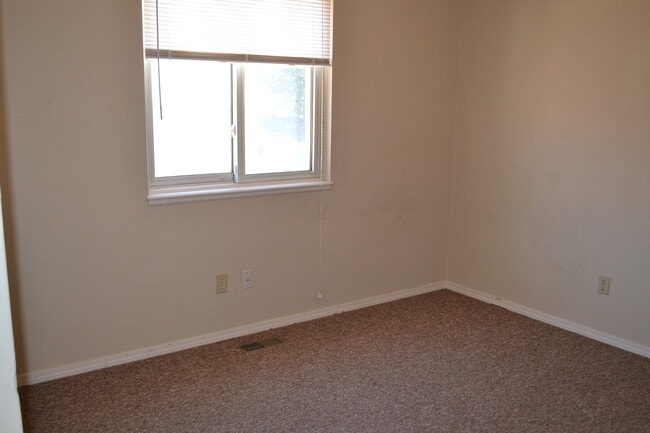 Building Photo - Cozy 4 Bedroom Bi-level in Security/Widefield