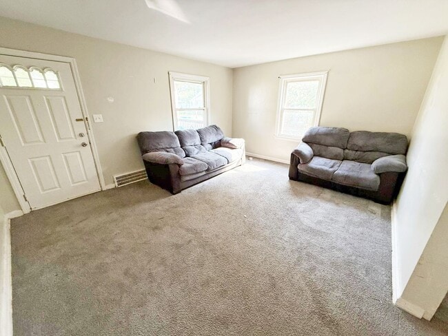 Building Photo - 3 BED 1 BATH BEAUTIFUL SINGLE FAMILY HOME