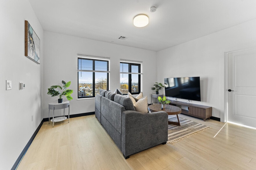 Building Photo - 600 Broadway-SI ID1240310P