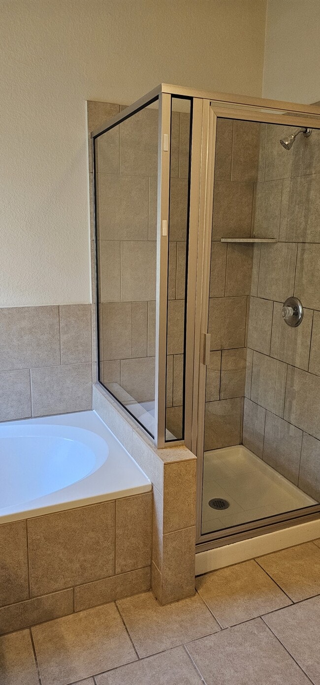 Building Photo - 5501 Bradford Pear Ln