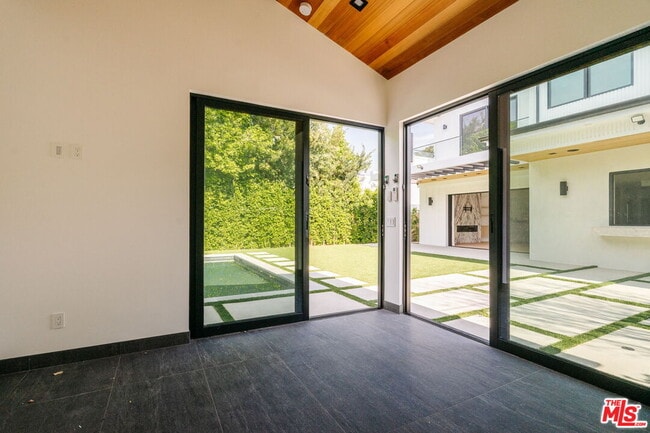 Building Photo - 4087 Kraft Ave