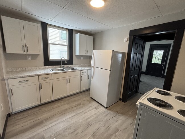 Building Photo - 1901 Maple Ave NE