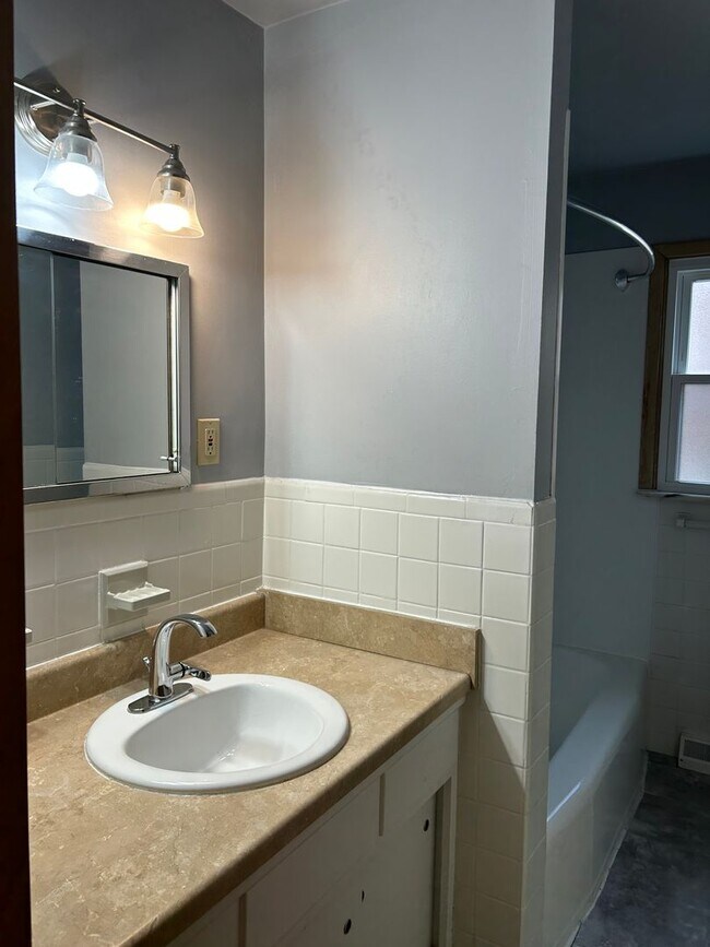 Building Photo - Brick Ranch for Rent in Mayfield HTS walking distance to Golden Gate Plaza