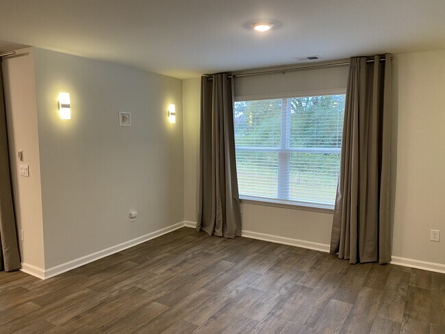 Building Photo - 346 Spruce Pine Way