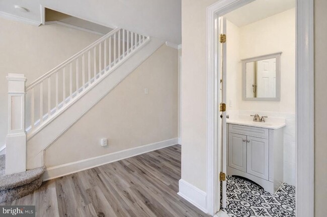 Building Photo - 1909 W 8th St