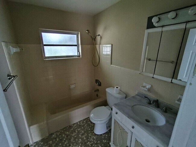 Building Photo - 2/1 Single Family in Spring Hill