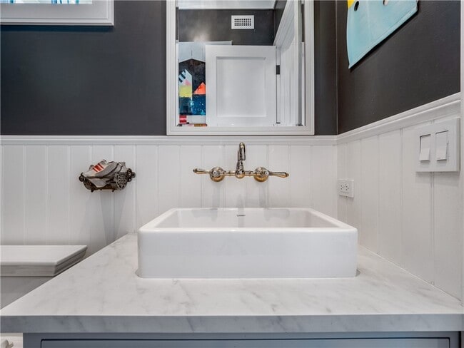 Building Photo - 3403 Laurel Ave