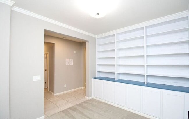 Building Photo - Stunning 3-bedroom, 3-bathroom home locate...