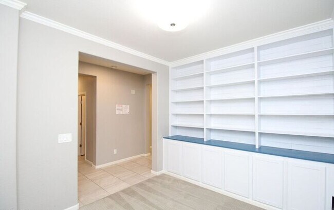 Building Photo - Stunning 3-bedroom, 3-bathroom home located in the heart of Peoria, AZ.