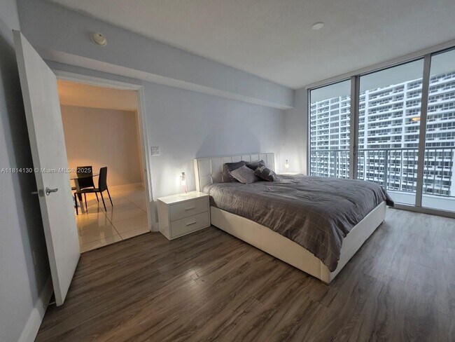 Building Photo - 1750 N Bayshore Dr