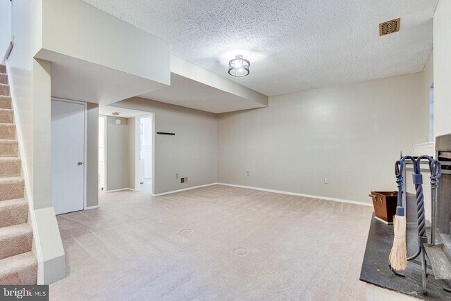 Building Photo - 2374 Hunters Square Ct