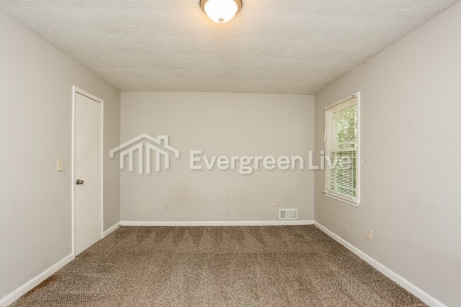 Building Photo - 3631 Pennington Dr SE