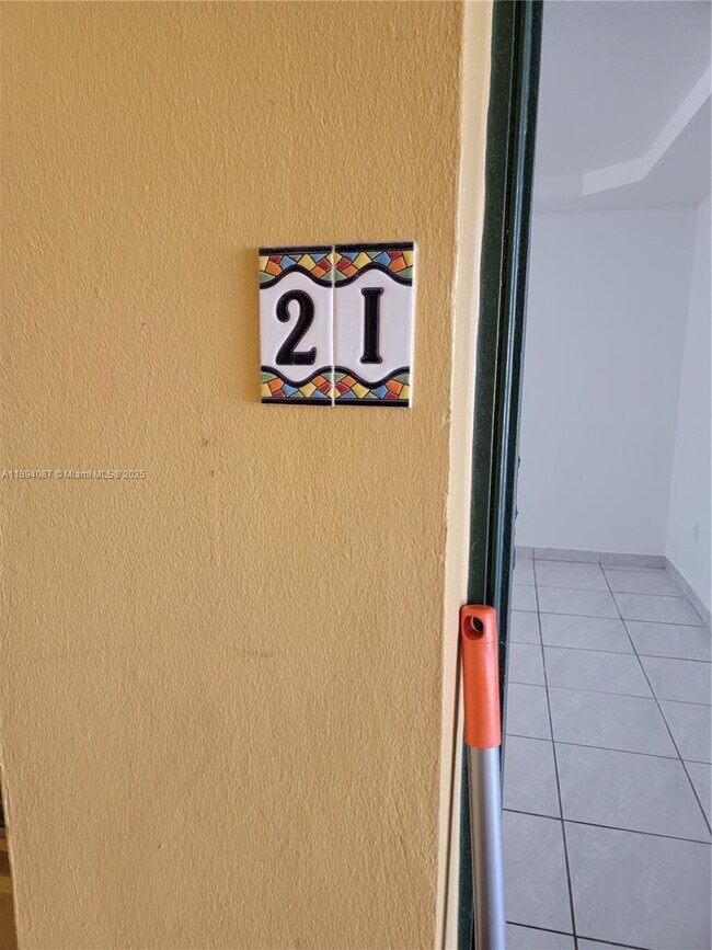 Building Photo - 1975 NE 135th St