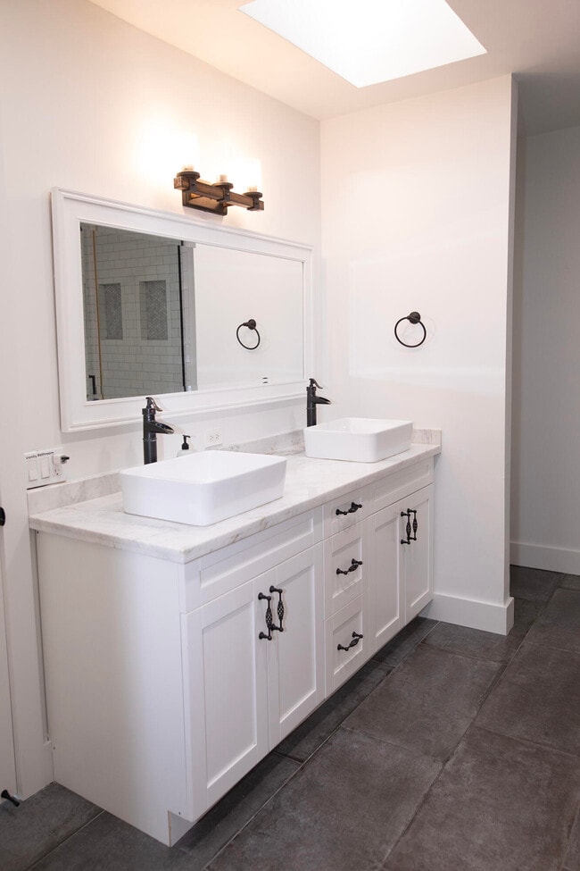 Building Photo - 634 SE 3rd Ave