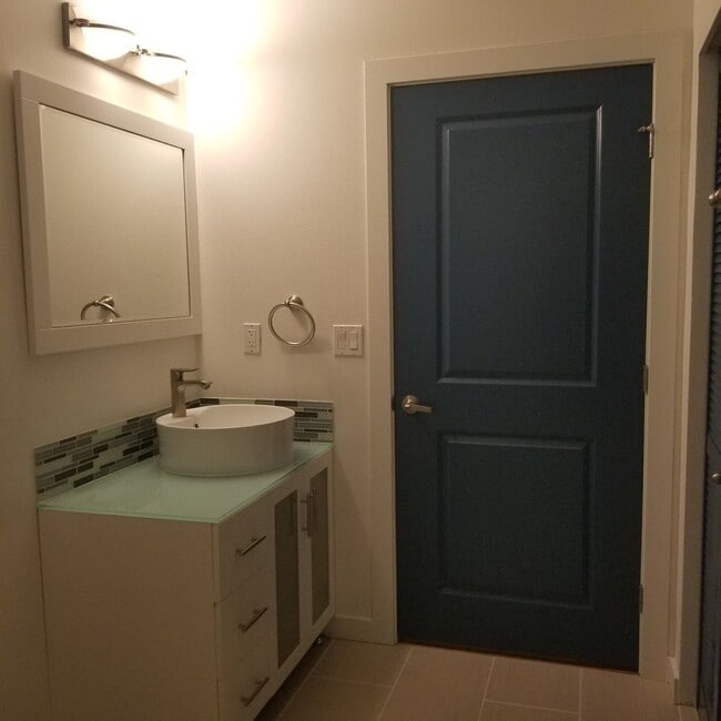 Building Photo - Contemporary 1 bedroom in downtown Kirkland