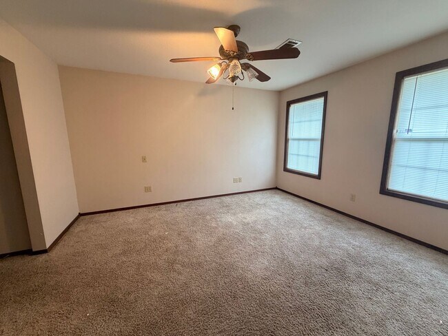 Building Photo - Discover this spacious 3-bedroom, 2-bathroom home in Russellville, AR.