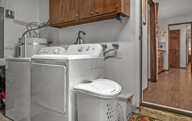 Building Photo - Charming Mid-Century Modern Ranch Home, 2 Bedroom 2 Bathroom, Lots Of Natural Lighting!