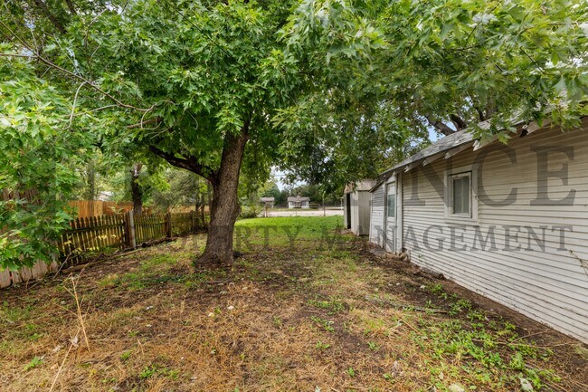 Building Photo - 621 S Green St