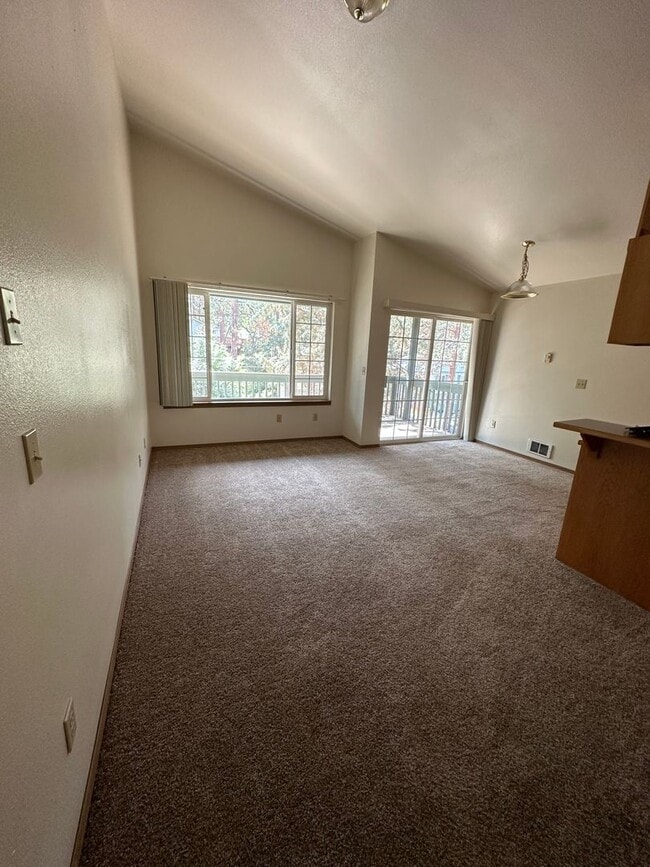 Building Photo - Townhouse Close to COCC! All New Carpet & ...
