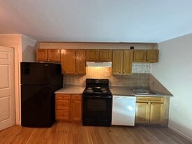 Building Photo - 72 Linden St