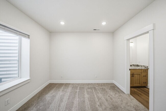 Building Photo - 475 E River Rd