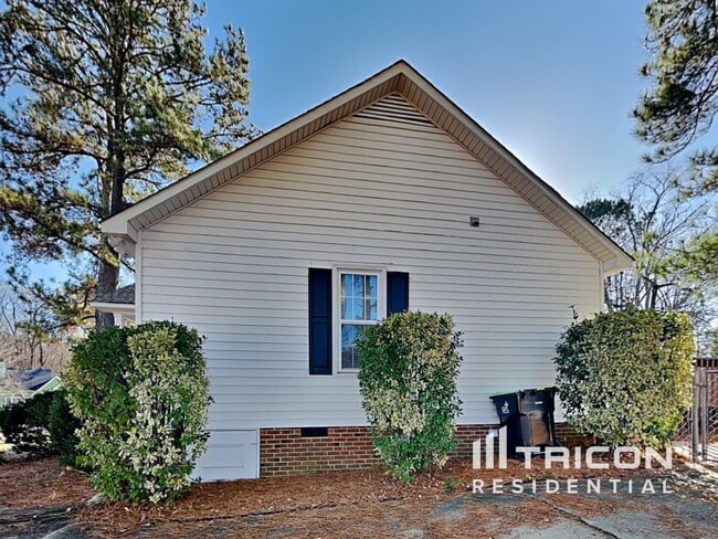 Building Photo - 1004 Spruce Dr