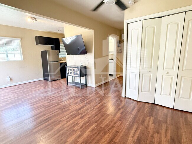 Building Photo - 1326 W Palm Ln