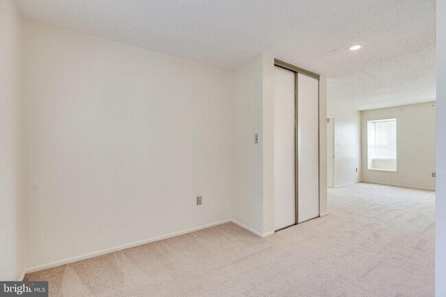 Building Photo - 2374 Hunters Square Ct