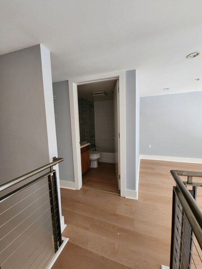 Building Photo - Epic REA/Azari PM: Private Oasis, 1 BR/ 1....