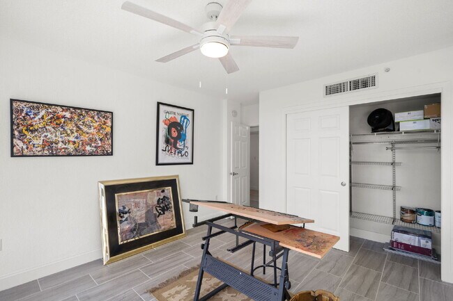 Building Photo - Charming 2-Bedroom, 1-Bathroom Fully Furnished Condo in the Heart of Downtown St. Petersburg