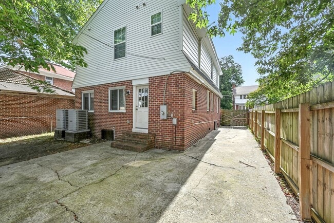 Building Photo - 931 Kenton Ave