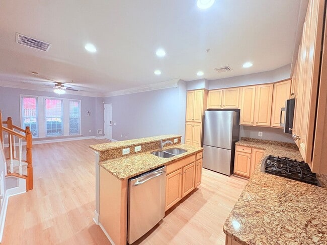 Building Photo - POTOMAC CLUB - TOWNHOUSE CONDO