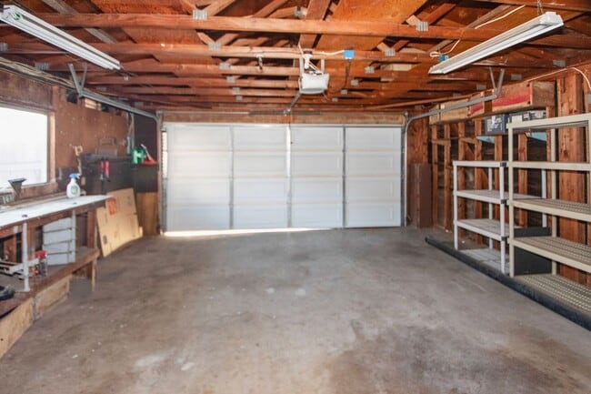 Building Photo - Available Now! Spacious 3BR, 2BA, 1,76sq.f...